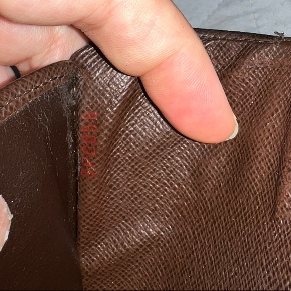 Louis Vuitton Damier Wallet - Picture 15 of 16